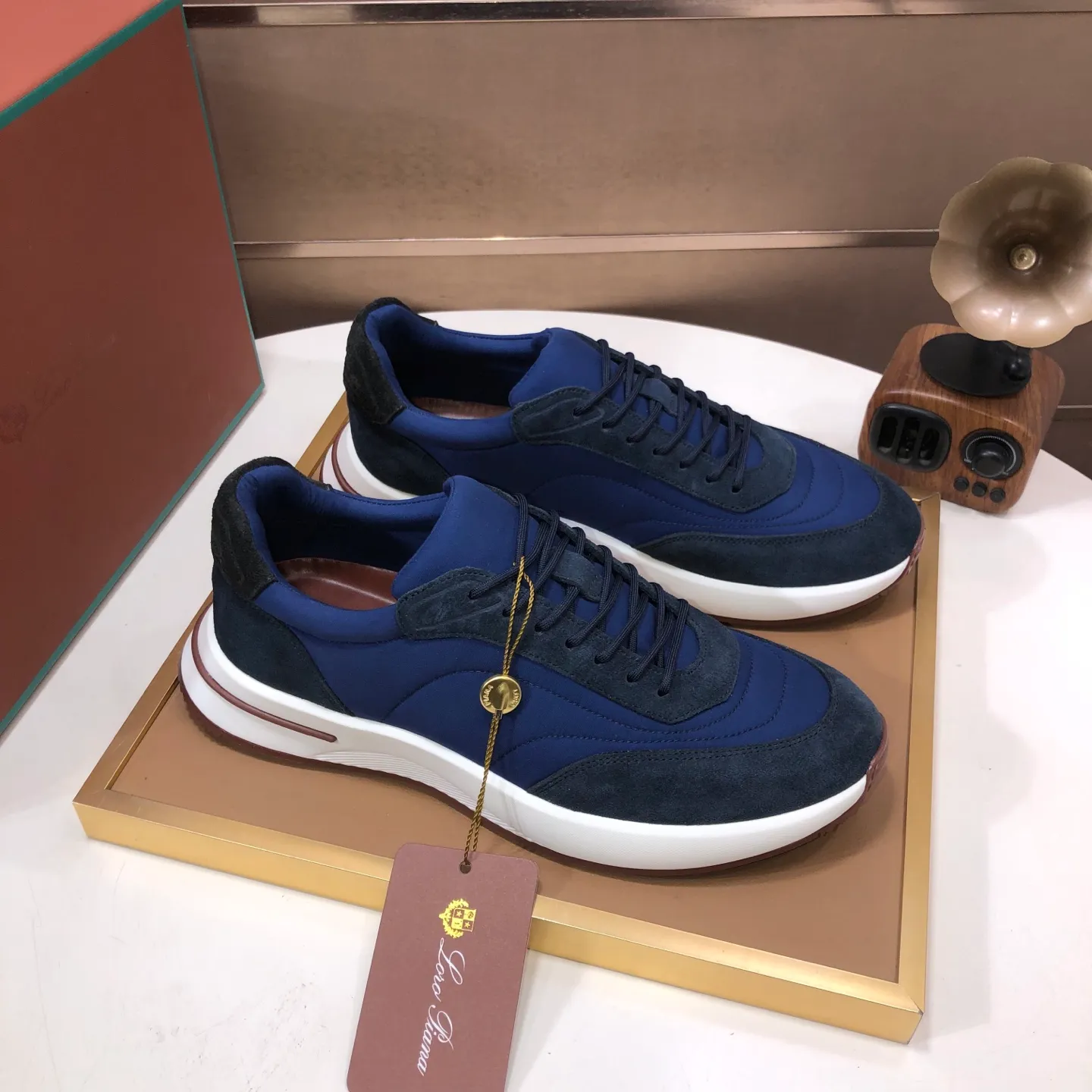 Men's shoes 💰600💰[𝐥𝐨𝐫𝐨 𝐏𝐢𝐚𝐧𝐚] lp classic loafers, an Italian treasure brand, the only brand that can match Hermès! Only after wearing it do we realize that we cannot let down our feet. The upper is imported cashmere, the lining of water-dyed cowhide ➕ the cowhide feet, the official original glass rubber outsole, and the pendant. Exclusive original packaging (tag ➕ brand paper ➕ outer box ➕ hand bag) code number: 38-45